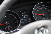 気筒休止システムが働くと、メーター内のディスプレイに表示される。