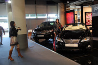 「IS250C」と写真の撮りっこをする女性たち。