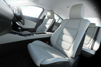 白の本革内装は従来のオフホワイトからピュアホワイトに変更された。