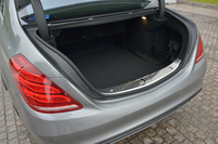 トランクルームの容量は、写真の「S550ロング」で500リッター。ハイブリッドモデルの「S400ハイブリッド」では、さらに大きな510リッターが確保される。