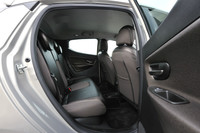 後席は3人掛け。中央にもヘッドレストと3点式シートベルトが備わる。写真は「プラチナ」グレード。