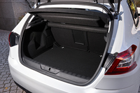 「308」の荷室容量は470リッター。後席を倒すことで1309リッターまで拡大できる。