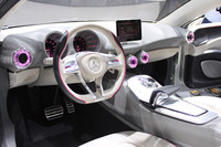 「コンセプトAクラス」のインストゥルメントパネルは、従来の「Aクラス」とは異なり、シンプルなデザインとなる。