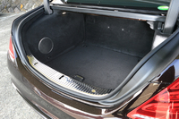 「S63 AMG 4MATIC ロング」のトランク容量は480リッター（VDA法）だが、試乗車のようにブルメスターの「ハイエンド3Dサラウンドサウンドシステム」を装着すると、40リッター減の440リッターになる。カタログには「ゴルフバッグなどの長尺物の積載が困難になります」との説明あり。