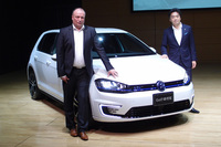 フォルクスワーゲン グループ ジャパンのスヴェン・シュタイン代表取締役（左）と、正木嘉宏マーケティング本部長（右）。