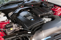 エンジンは、「sDrive35i」のそれをベースに、専用ターボチャージャーの採用などチューニングを実施。34psと5.1kgmのパフォーマンス向上を遂げた。
