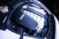 ボンネット下に収まる、6リッターW12ツインターボユニット。先代モデルの心臓をブラッシュアップしたもので、パワー、トルクともにアップしている。