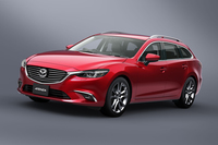 「アテンザワゴン」のフロントビュー。