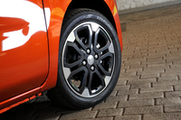 タイヤサイズは「G」「G“SA”」のみ165/55R15で、その他のグレードは155/65R14。ホイールはターボ車がアルミ、NA車がスチールとなる。
    
