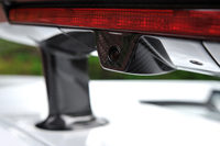 スーパーカーにも“ユーザビリティー”が求められる時代。リアウイングにはリアビューモニター用のカメラがさりげなく仕込まれる。