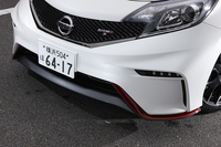 専用設計のエアロパーツも「ノートNISMO」の特徴。フロントバンパーにはLED式のデイライトが標準装備される。
    