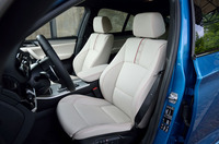 「X4 M40i」のスポーツシート。コーナリングの際に乗員の体を効果的に支える、電動調節式サイドサポートが備わる。