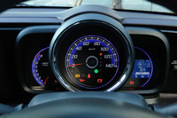 メーターの形状は、すべてのグレードで写真の3眼式となる。