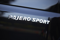 テールゲートの下端に備わる「PAJERO SPORT」のロゴ。