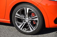 「プジョー208GTi」には、17インチのアルミホイールと大径ブレーキディスク、専用のブレーキキャリパーがおごられる。