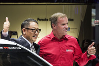 トヨタ自動車の豊田章男社長（左）と元WRCチャンピオンのトミ・マキネン氏（右）（写真＝トヨタ自動車）。