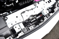 アッパーコアサポートの奥に見える銀色の筒に注目。「MCB」は前後バンパーのリンフォース付近に装備される。