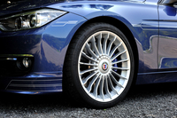 タイヤサイズは前が245/35ZR19で、後ろが265/35ZR19。ランフラットタイヤは履かないのがアルピナの伝統。