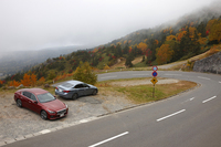 横手山の、国道292号線沿いの駐車場にて。ちょうど紅葉が始まる頃合で、緑、赤、黄の木々が山を彩っていた。
    