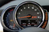 アナログの速度計は、センターメーターからステアリングコラム上に移された。