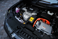 搭載されるハイブリッドユニットは2.5リッター直4エンジン（160ps、21.7kgm）に、モーター（143ps、27.5kgm）が組み合わされる。