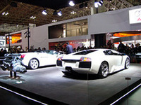 
	ここまでブラック＆ホワイトに徹すると、絢爛な会場の中で逆に目立つ。
	 