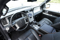 本革シート、運転席＆助手席シートヒーター、左右独立温度調整式エアコン、HDDナビゲーションなどが標準装備される。
