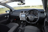 「ポロ ブルーモーション」のインストゥルメントパネルまわり。オーディオ操作機能付きのレザーステアリングが標準装備される。