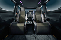 シートは、専用の表皮で仕立てられている。