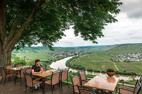 ホテル＆レストラン「ツムメットホーフ（Zummethof）」。カーブするモーゼル川が見られる絶景スポットだ。