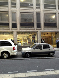 【写真9】パリにて。ピラミド駅近くのアジア食料品店の前で見つけた「ルノー・シュペールサンク」。