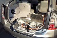 荷室フロア下に搭載されるリチウムイオンバッテリーの容量は4.4kWh。従来型「プリウスPHV」のものと比べて、体積は57％減の87リッター、重量は80kg減の80kgと、大幅に軽量コンパクト化されている。