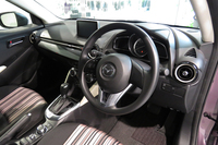 ブラックを基調としたインテリア。同じ“女性がターゲットのクルマ”でも、スズキやダイハツの軽乗用車とはまったく趣が異なる。
    