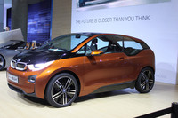 「BMW i3コンセプト」の3ドアクーペが登場。ドアの枚数だけでなく、デザイン処理がより現実的になっている点にも注目。