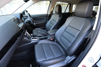 「CX-5 XD Lパッケージ」の室内。シート座面やサイドサポート部内側などには本革が使用される。