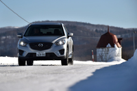 一般道の圧雪路を行く「CX-5 XD Lパッケージ」。