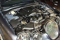 
	「Sタイプ R」に搭載される、4.2リッターV8スーパーチャージャー付きエンジン。406ps／6100rpmの最高出力と、56.4kgm／3500rpmの最大トルクを発生する。
	 