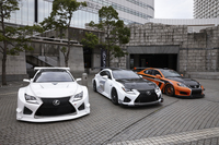 試乗会場に並んだ、レーシーな3台。写真左から、レース用の「RC F GT3」とカーボンパーツを装着した市販車「RC F“Carbon Exterior package”」、そして「RC F」開発のベンチマークとされた「IS F CCS-R」。