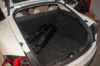 バッテリーパックは床下に車体構造と一体化して設置されるため、トランクの容量も745リッター（後席をたたんだ場合は1645リッター）を確保している。モーターとインバーターはトランク下、後輪の間に備わる。