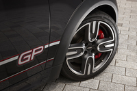タイヤは「ジョンクーパーワークスGP」用に開発された専用のスポーツタイヤ。フローフォーミング製法で製造された軽量アルミホイールと組み合わされる。