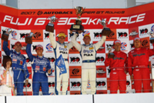 GT500クラス表彰式。左から、2位のカルソニック インパルZ（ブノワ・トレルイエ／星野一樹組）、圧勝で初優勝のEPSON NSX（ロイック・デュバル／ファビオ・カルボーン組）、そして3位のREAL NSX（金石勝智／金石年弘組）。