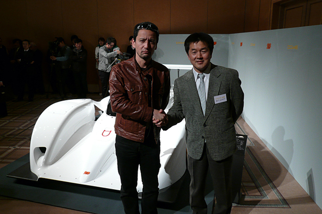 童夢カーボンマジックの奥明栄社長と握手！