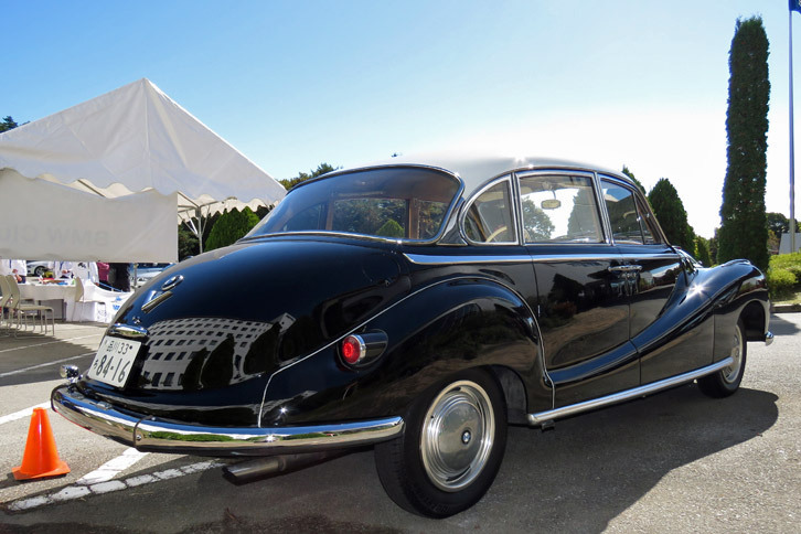 「3200S」のリアビュー。ボディーサイズ的には現代の5ナンバー枠に収まってしまうのだが、堂々とした風格がそれを感じさせない。