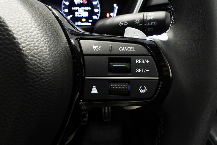 ホンダCR-V e：FCEV（先進運転支援システムのステアリングスイッチ）