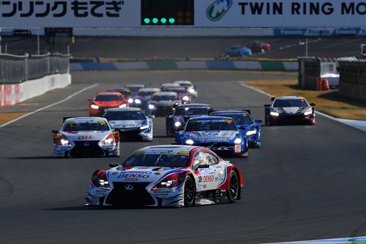 
	GT500クラスのスタートシーン。No.39 DENSO KOBELCO SARD RC Fを先頭に、各マシンがゴールを目指す。
	