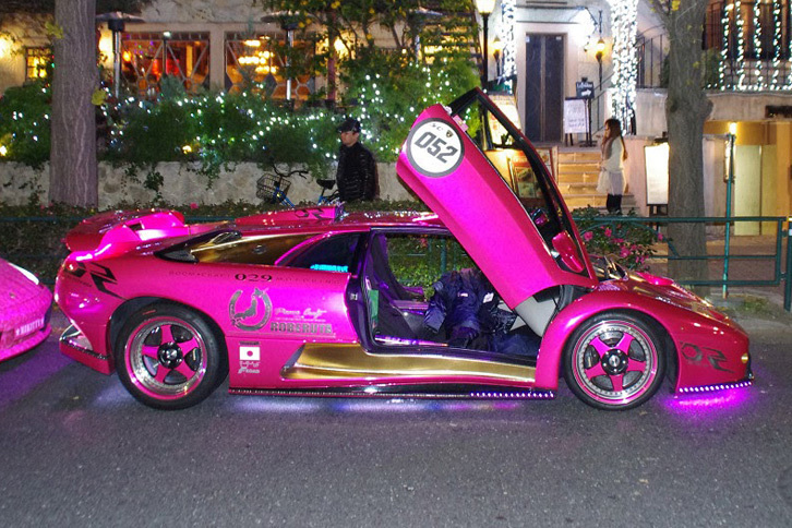ピンク色のボディーに電飾を施した「ディアブロGT」。（諸星氏所有により写真の無断転載不可）