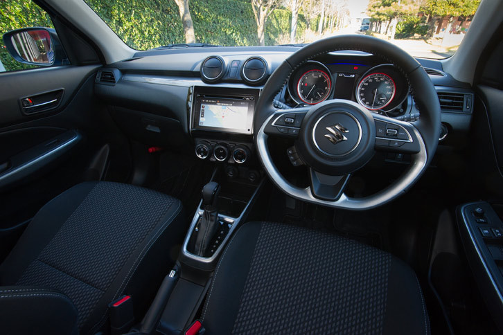 ターボエンジンを搭載した「RSt」のインテリア。2眼式のメーターにステアリングホイールのセンターパッド、エアコンの操作パネルと中央の吹き出し口など、各部に丸をモチーフにしたデザインが用いられている。