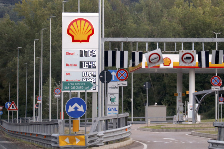 フィレンツェーシエナ間のシェルにて。燃料価格はやや落ち着きをみせたが、軽油とガソリンの「値段逆転現象」が起きている。2022年9月にシエナで撮影。