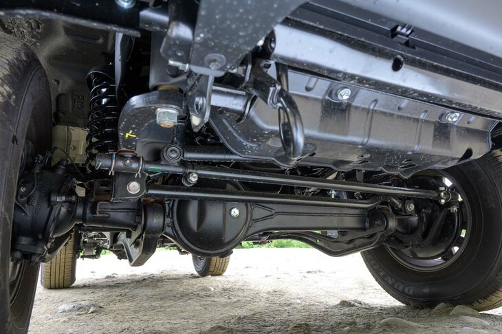 サスペンションは、前後ともに一本の車軸で左右輪をつなぐリジッドアクスル方式。スプリングは前がコイル、後ろがリーフだ。