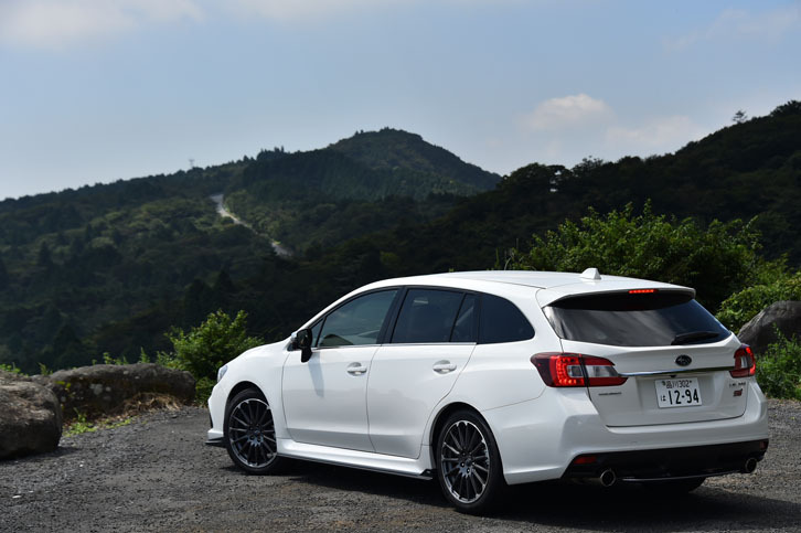 「スバル・レヴォーグSTI Sport」には、テスト車の「クリスタルホワイトパール」やSTI Sport限定色「WRブルーパール」を含む、全8色のボディーカラーが用意される。
